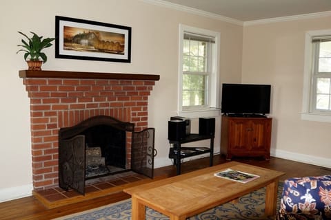 Living Room with stereo, HD Direct TV, DVD and Stereo.