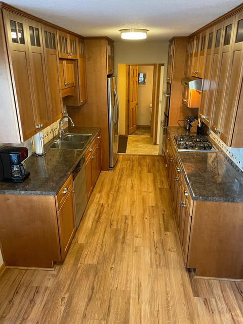 A cook's kitchen! Stainless steel appliances in the kitchen. Ice maker incl.