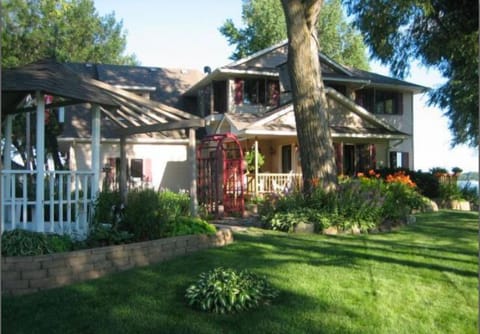 Perfect park like setting on the point.