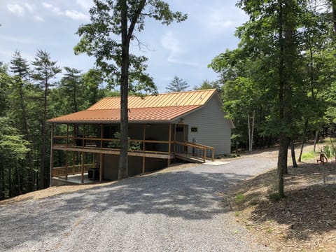 Snuggle & relax in this well-appointed wooded cabin couple's getaway retreat.