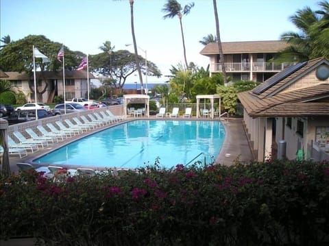 Kihei Kai Nani's pool is open all day and into the evening