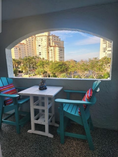 Cozy up on the lanai=sunrise coffee or sunset dinner for two