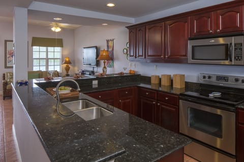 Fully equipped kitchen, granite appliances-full size