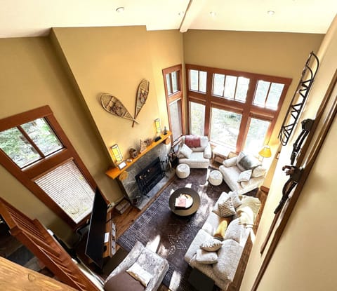 Vaulted ceilings and panoramic windows