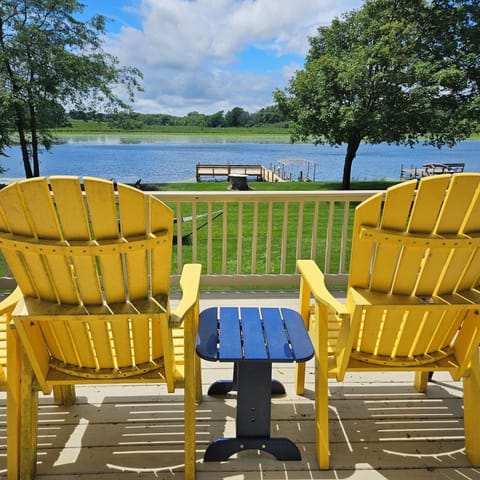 Enjoy this view for coffee or evening sunsets. So peaceful and relaxing!