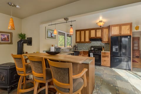 Pass through bar to kitchen.