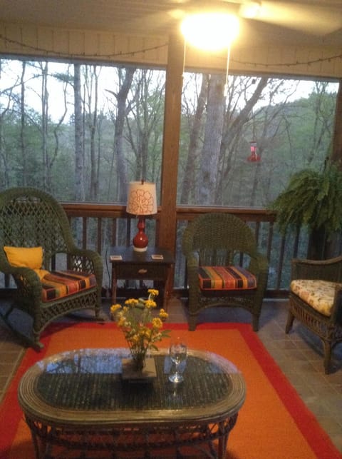 Fab screened porch in the trees...