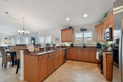 Full/stocked kitchen 