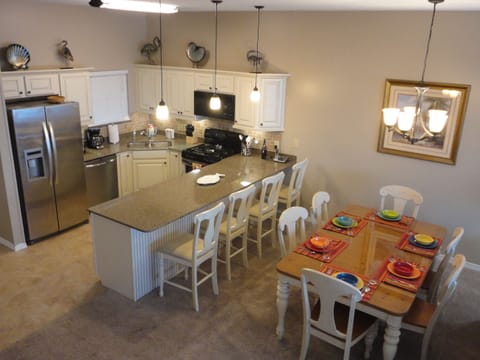 An overview of our kitchen & dining area. Lots of room to cook or just watch