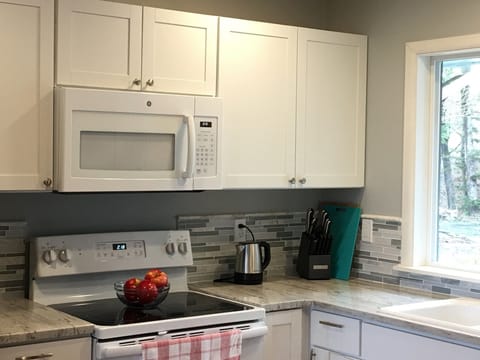 Fully equipped kitchen with granite countertop
