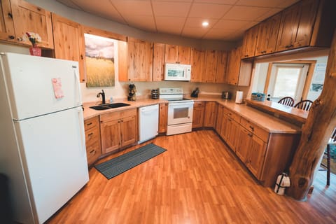 A full kitchen with all you need to cook (should the urge strike)