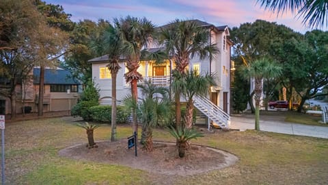Welcome to 8 53rd Avenue!
