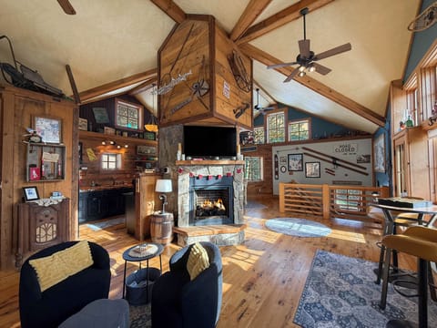 Mountain living at its peak! 🔥Vaulted ceilings, cozy fireplace, stunning views 