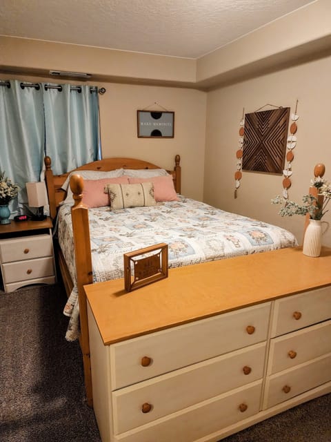 Bedroom 1 - Queen Bed