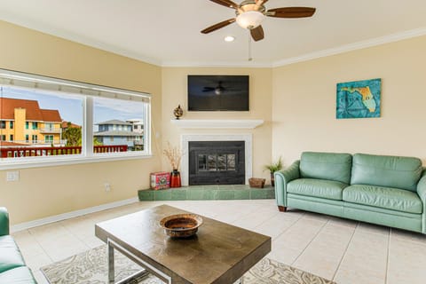 Spaciouse sitting room with sleeper sofa
