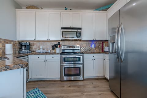 Double oven, microwave, and spice rack. Keurig w/ K cups or traditional drip.