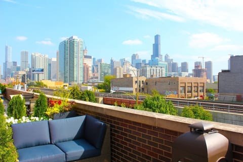 ★ FULTON MARKET TOWNHOUSE★ a magical and modern city getaway, nestled on the quiet edge of downtown Chicago, with stunning views of the city skyline. 