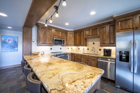 Kitchen with seating for 6, with additional 2 seats in nook area.