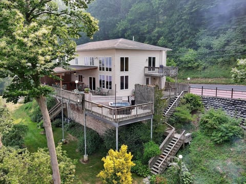 LAKE HOUSE ~ South
Waterfront property on Lake Aldred/Susquehanna River.