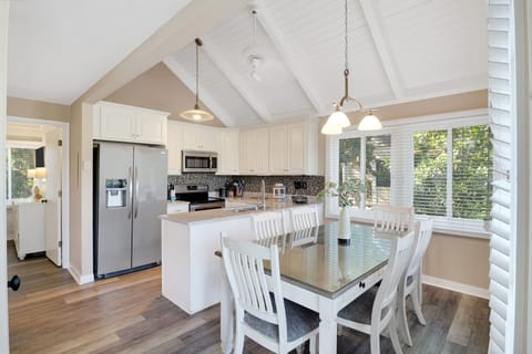 Open kitchen & dining space