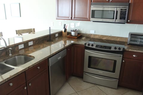 Large kitchen space with great appliances