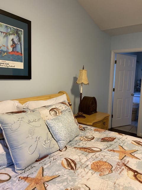 Master bedroom (Queen bed). Brand new mattress.