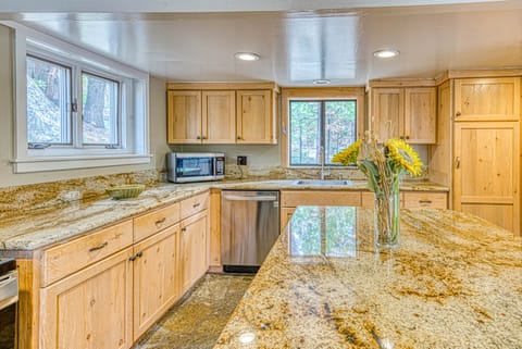 Kitchen, Custom Sinker Wood Cabinets, Granite Countertops