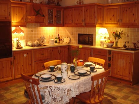 Breakfast in the Farmhouse Kitchen