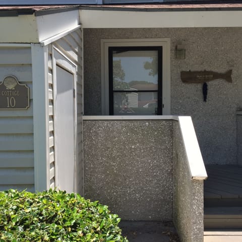 COTTAGE 10 ENTRANCE WITH ENCLOSED SIDE SHOWER
