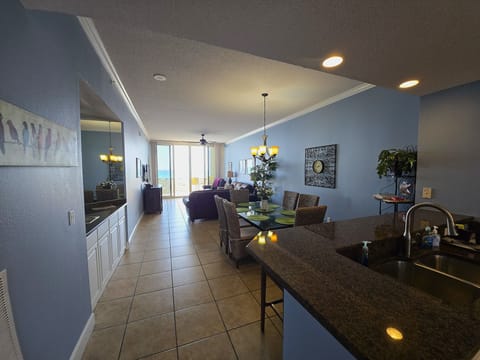 Welcome to "Relaxin' at The Pearl". A warm, comfortable home for your family. 