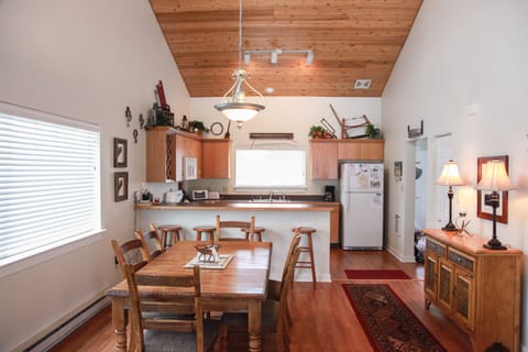 Dining Area (with dining area for 6 people and 4 barstools) and Kitchen