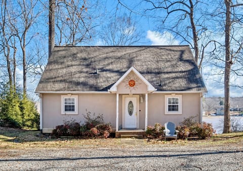 Castaway Cottage on High Rock Lake,
large back deck with views

