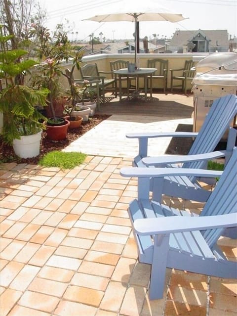 View the sunsets or peninsula life while enjoying a good grill is the beach way.