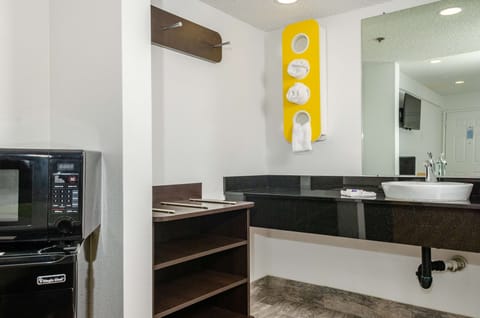 Combined shower/tub, towels