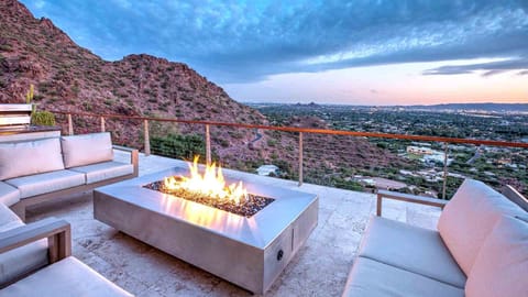 Immaculate desert valley views at the firepit w/ luxury outdoor couch