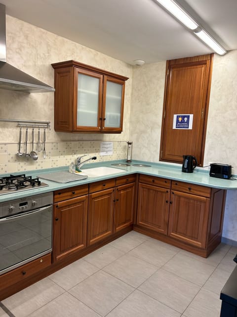 Full-size fridge, microwave, oven, stovetop