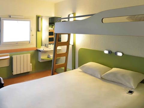 Triple Room, Multiple Beds | Desk, soundproofing, free WiFi, bed sheets