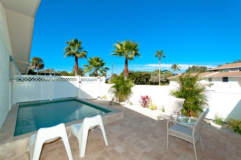 Anna Cabana B pool area