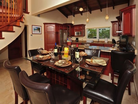 Dining For 6 While Enjoying The Central Cooling AC