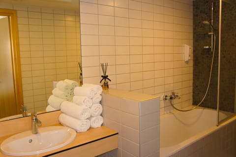Family Room | Bathroom | Free toiletries, towels