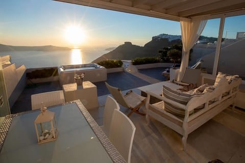 Large private terrace with private 6person jacuzzi and 180° views of the sunset 