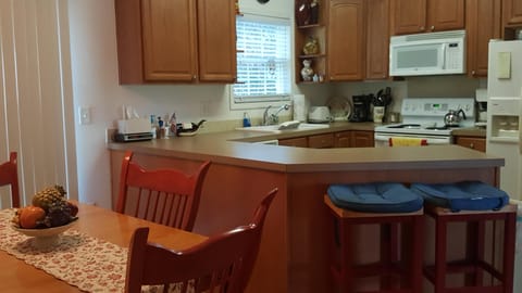 Dining Table/6 Chairs, 2 Barstools, Kitchen w/ Full Size Appliances