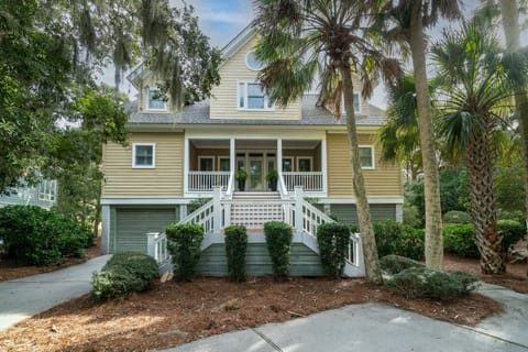 1005 Crooked Oak is a fabulous 4 BR/3.5 BA home on the tee of the 16th hole.