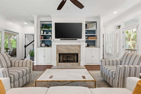 Welcome to 1005 Crooked Oak!  This home features an open floor plan, hardwood floors and new furnishings.