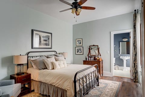 Classic Room, 1 Queen Bed, Garden View, Corner | 1 bedroom, premium bedding, desk, free WiFi