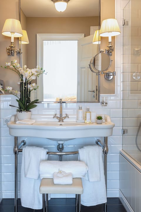 Deluxe Suite | Bathroom | Rainfall showerhead, free toiletries, hair dryer, bathrobes