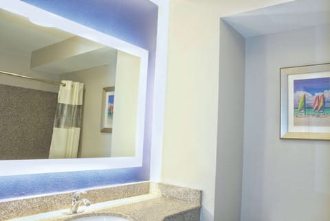 Combined shower/tub, free toiletries, hair dryer, towels