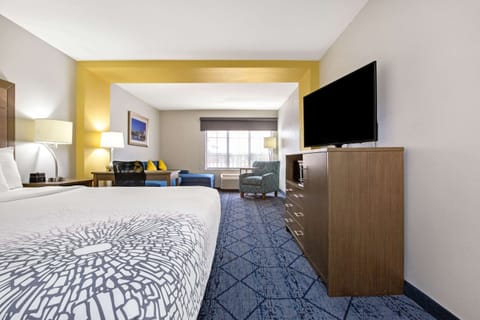 Studio Suite, 1 King Bed, Accessible, Non Smoking (Bathtub) | Premium bedding, in-room safe, desk, blackout drapes