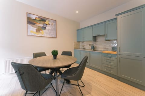 Deluxe Apartment, Ensuite | Private kitchen | Highchair