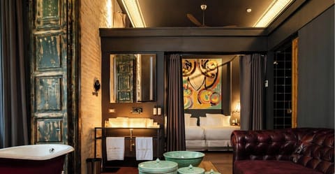 Junior Suite | Minibar, in-room safe, desk, laptop workspace